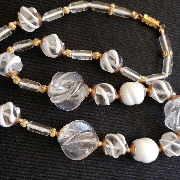 Vintage Art Glass Beaded White Swirl Necklace Gold Tone Spacers Rare - Picture 2 of 5